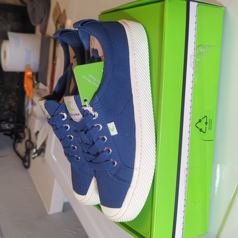 Cariuma (Shadow Blue Canvas/White Sole) 7.5 W